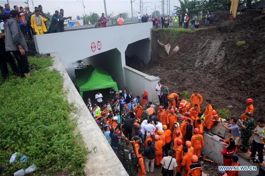 INDONESIA-TANGERANG-WALL COLLAPSE-EVACUATION 