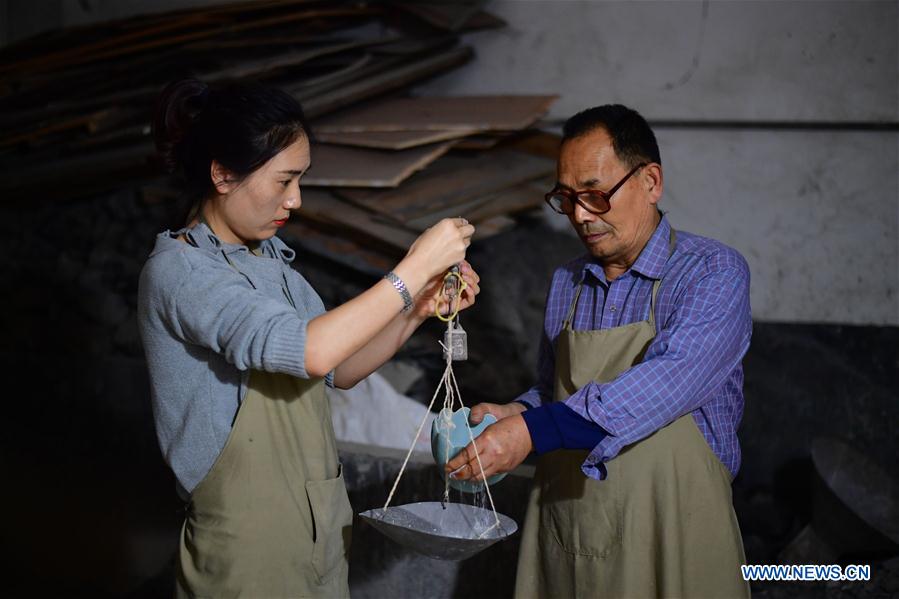 CHINA-HENAN-RU PORCELAIN-MAKING (CN)