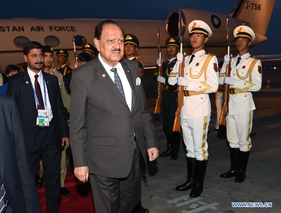 (SCO SUMMIT) CHINA-QINGDAO-SCO-PAKISTAN-MAMNOON HUSSAIN-ARRIVAL (CN)