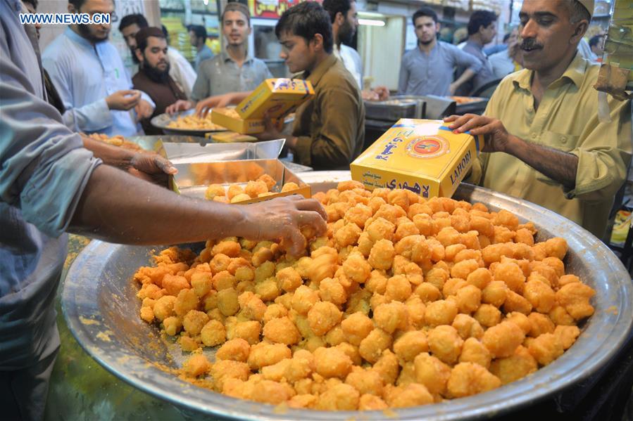 PAKISTAN-PESHAWAR-EID AL-FITR-EVE-SWEETS