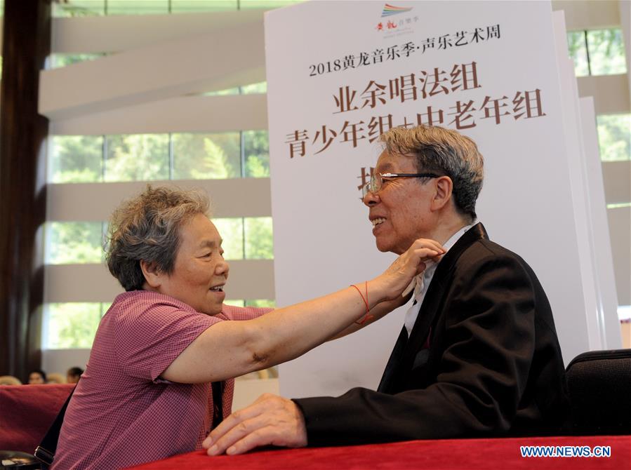 CHINA-HUNAN-ZHANGJIAJIE-AGED COUPLE-MUSIC (CN)