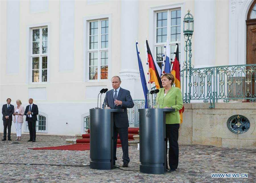 GERMANY-MESEBERG-MERKEL-RUSSIA-PUTIN-MEETING