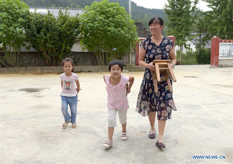 CHINA-ANHUI-HUANGSHAN-MINI SHCOOL-TEACHER (CN) 