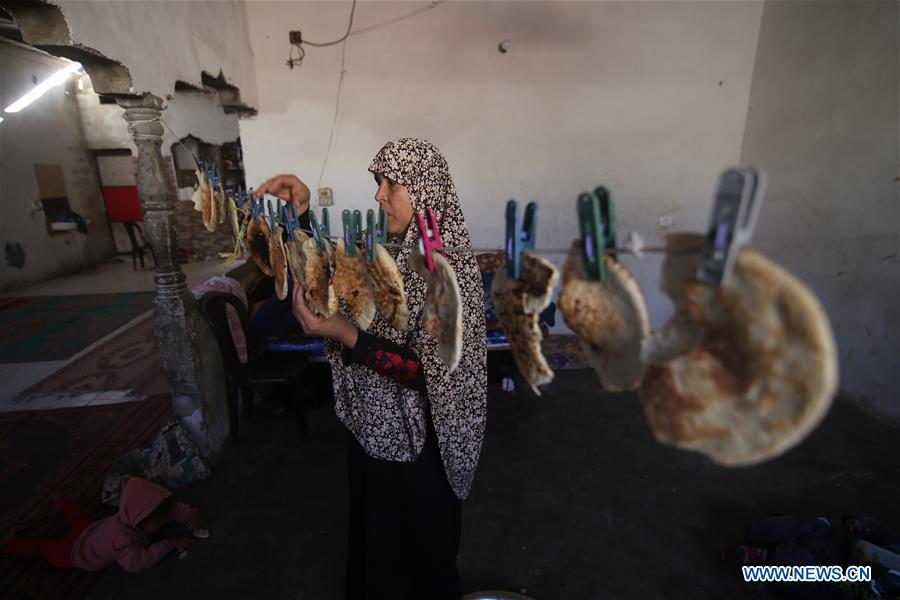 MIDEAST-GAZA-BREAD-REMAINS