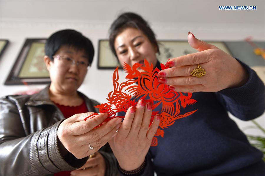 CHINA-GANSU-PAPER-CUTTING-INHERITOR (CN)