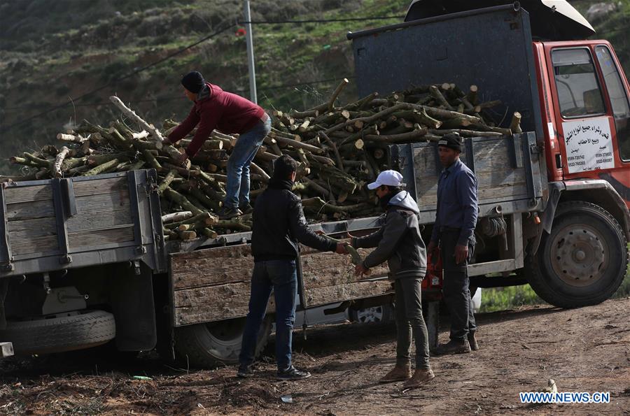 MIDEAST-NABLUS-WINTER-FIREWOOD