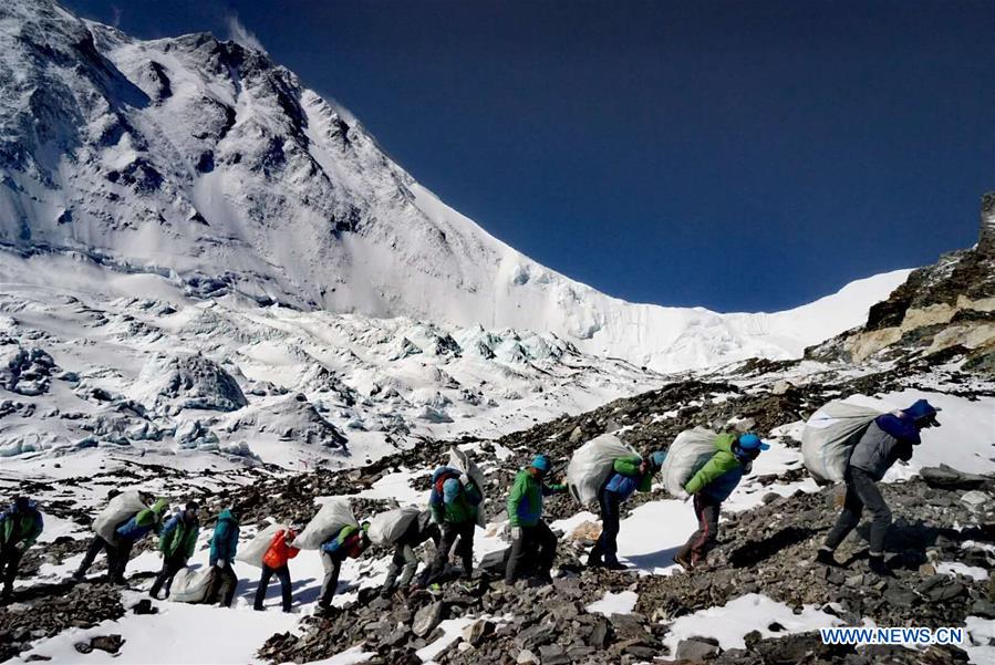 Xinhua Headlines: Collecting garbage on the roof of the world