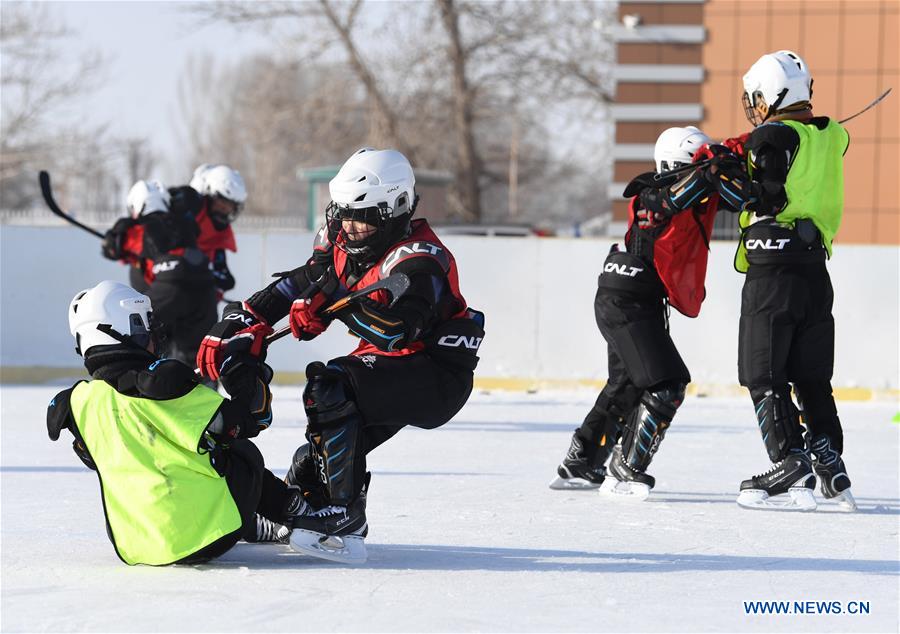 (SP)CHINA-XINJIANG-WENYUN-ICE HOCKEY-PRIMARY SCHOOL TEAM