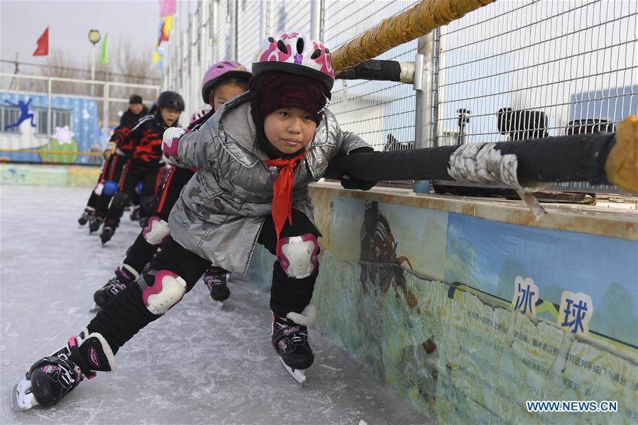 (SP)CHINA-BEIJING-YANQING-PRIMARY SCHOOL STUDENTS-SKATING(CN)