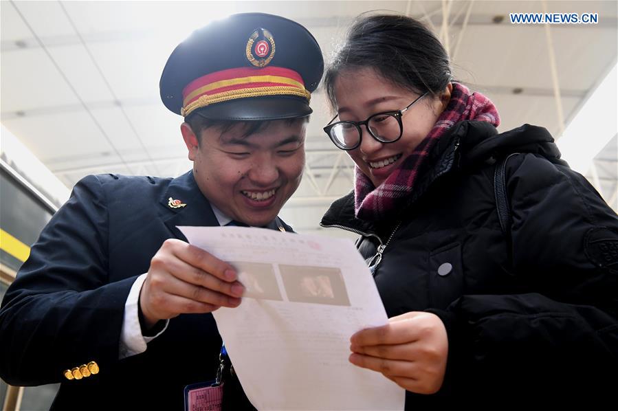 CHINA-LANTERN FESTIVAL-TRAIN ATTENDANT-FAMILY REUNION (CN)