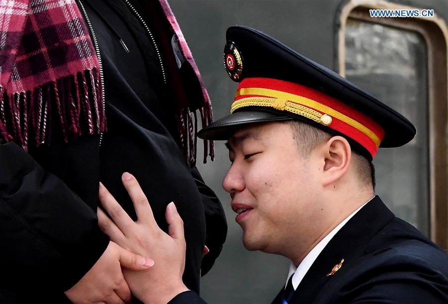 CHINA-LANTERN FESTIVAL-TRAIN ATTENDANT-FAMILY REUNION (CN)