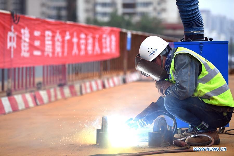 CHINA-LABOR DAY HOLIDAY-WORKERS (CN)