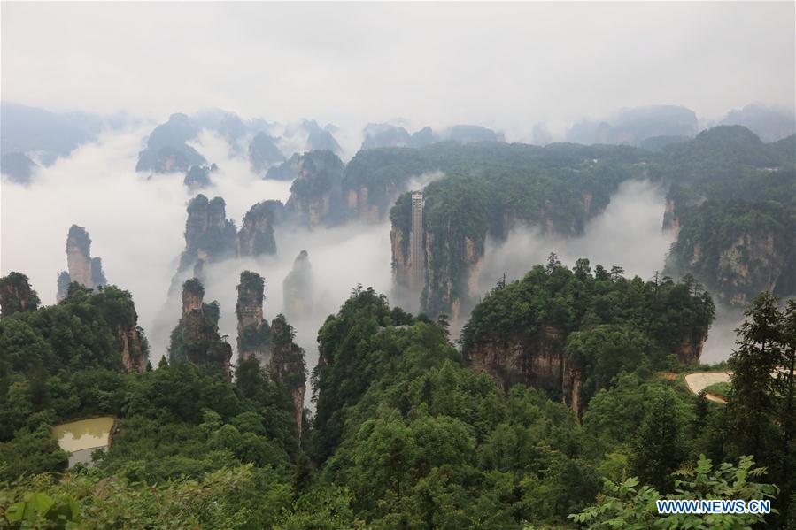 #CHINA-HUNAN-ZHANGJIAJIE-CLIFFSIDE ELEVATOR-FOG (CN)