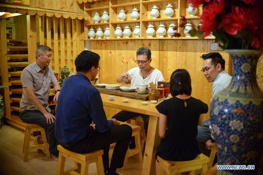 MALAYSIA-KUALA LUMPUR-TEA MASTER