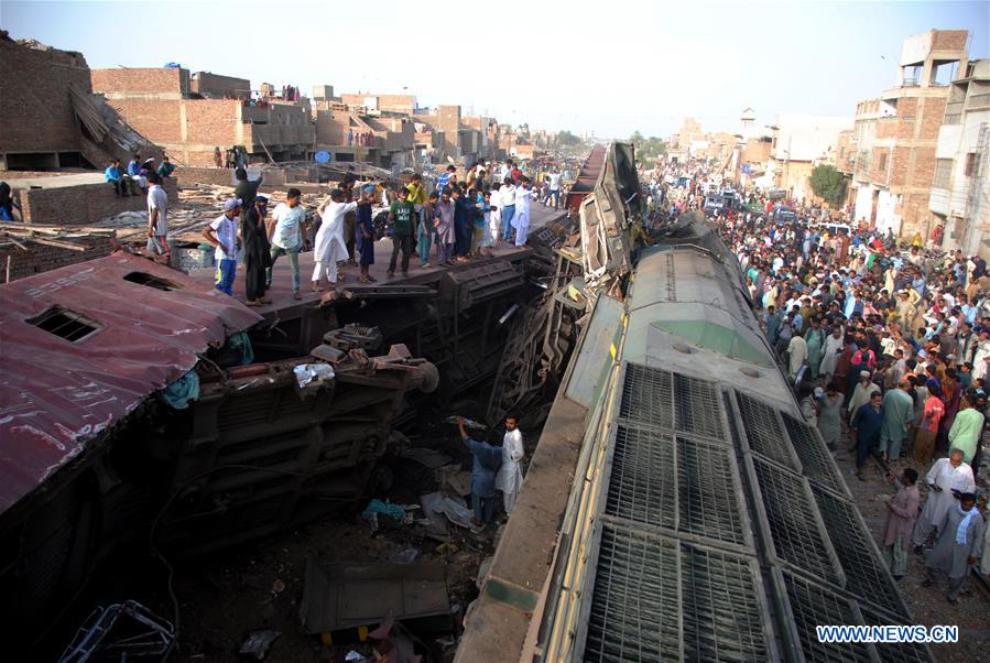 PAKISTAN-HYDERABAD-TRAIN-ACCIDENT