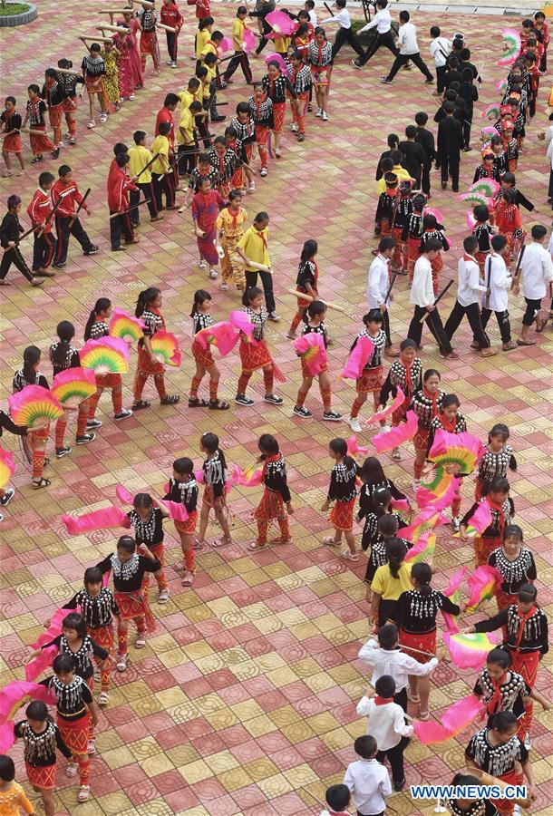 (SP)CHINA-YUNNAN-MANGSHI-MUNAO DANCING