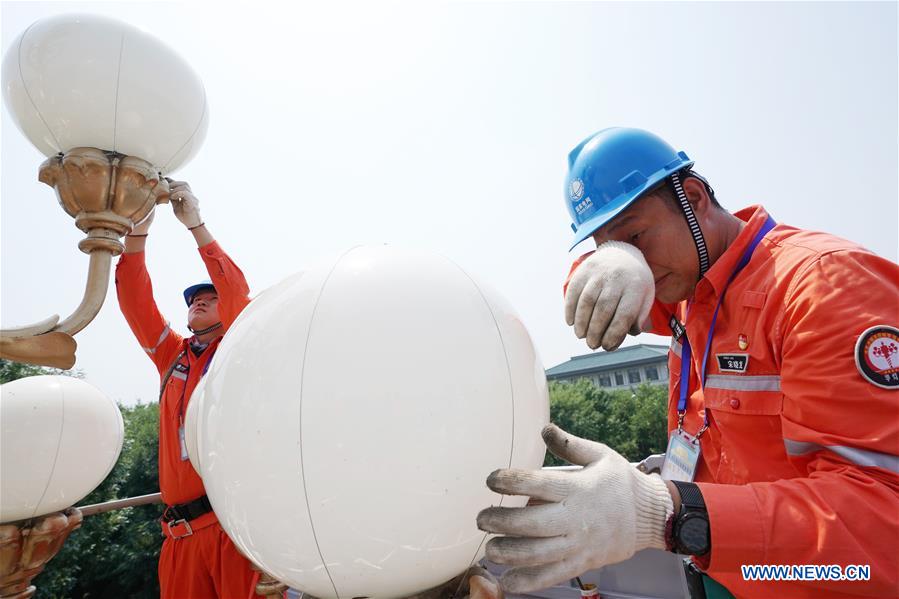 CHINA-BEIJING-HEAT-LABORERS (CN)