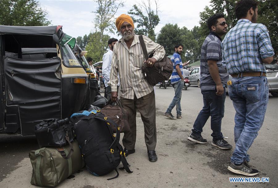 KASHMIR-SRINAGAR-TOURISTS-DEPARTURE