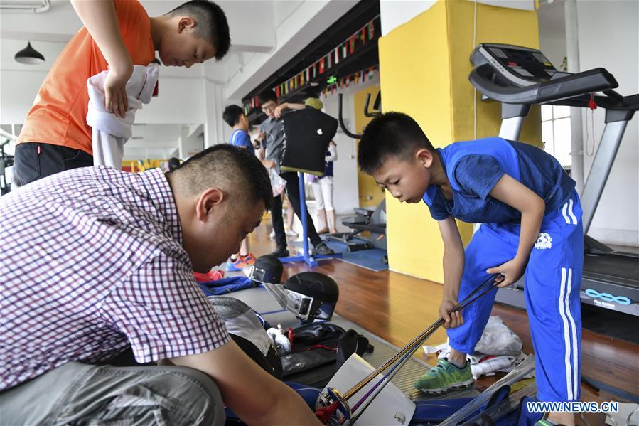 (SP)CHINA-SHANDONG-FENCING-BOY (CN)