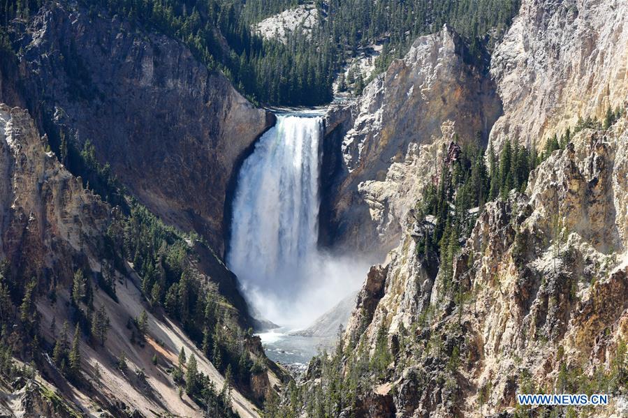 U.S.-YELLOWSTONE NATIONAL PARK-SCENERY