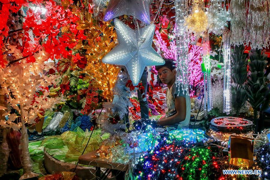 PHILIPPINES-QUEZON CITY-MARKET-CHRISTMAS DECORATIONS