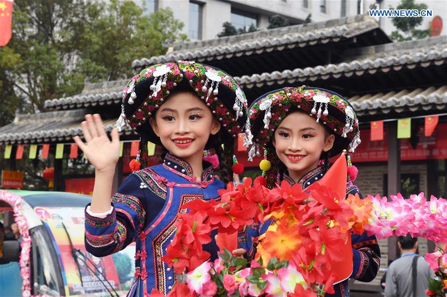 CHINA-YUNNAN-MOJIANG-TWINS-FLOAT PARADE (CN)