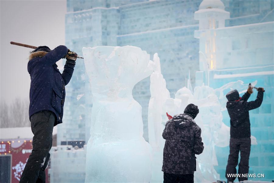 CHINA-HEILONGJIANG-HARBIN-ICE SCULPTURE (CN)