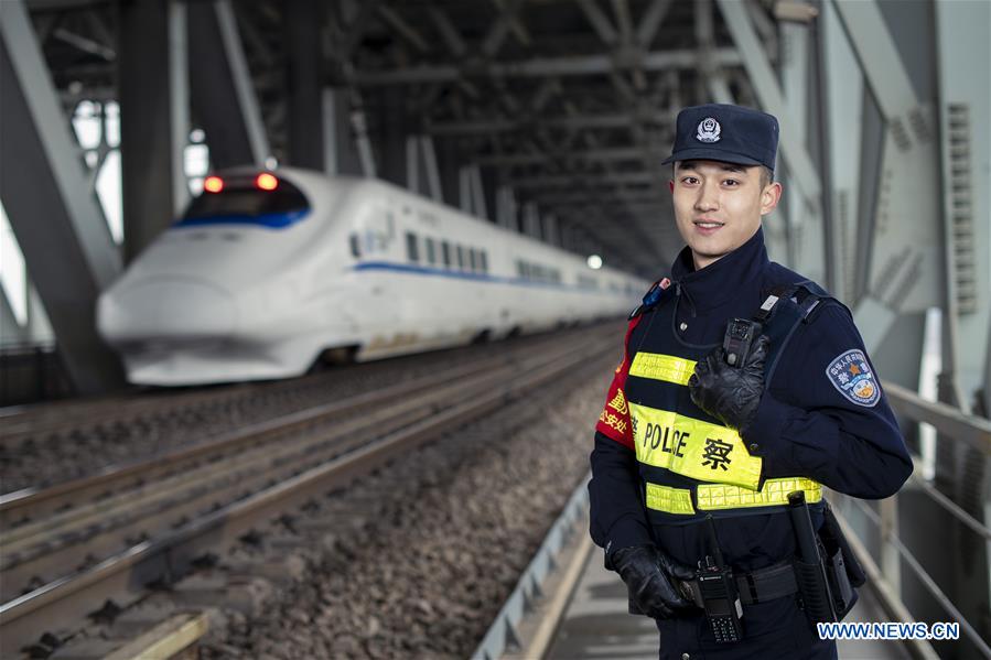 CHINA-HUBEI-SPRING FESTIVAL TRAVEL RUSH-WORKERS BEHIND THE SCENES (CN)