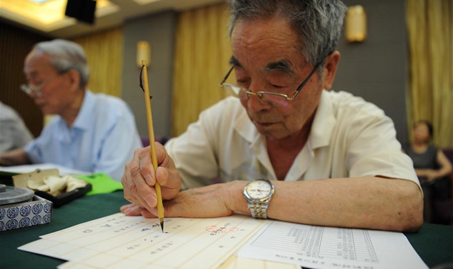 Alumni, retired teachers from Shaanxi Normal University write admission letters for freshmen