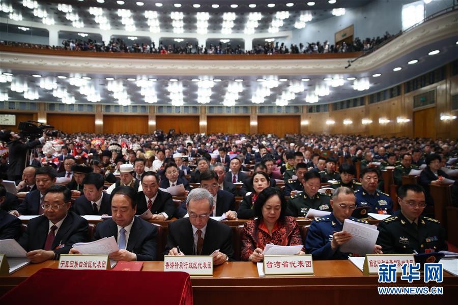 （两会·人大开幕）（13）共聚一堂