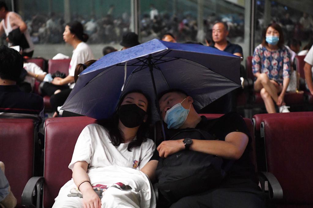 暴雨致使郑州东站大量旅客滞留