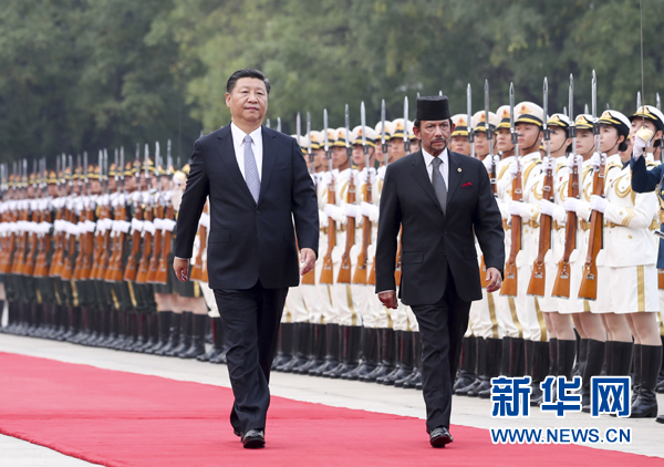 9月13日，国家主席习近平在北京人民大会堂同文莱苏丹哈桑纳尔举行会谈。这是会谈前，习近平在人民大会堂东门外广场为哈桑纳尔举行欢迎仪式。新华社记者 谢环驰 摄