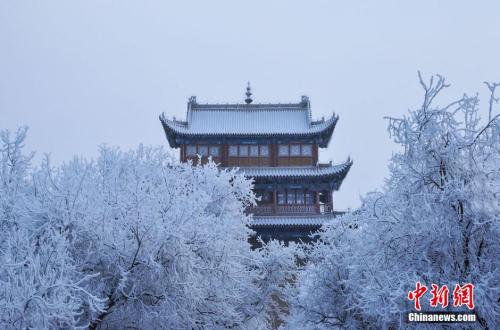 资料图：小寒时节，甘肃嘉峪关市迎来了一场大雪。师永红 摄