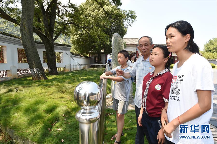 （壮丽70年·奋斗新时代——记者再走长征路·图文互动）（3）“红军树”下忆初心、守初心