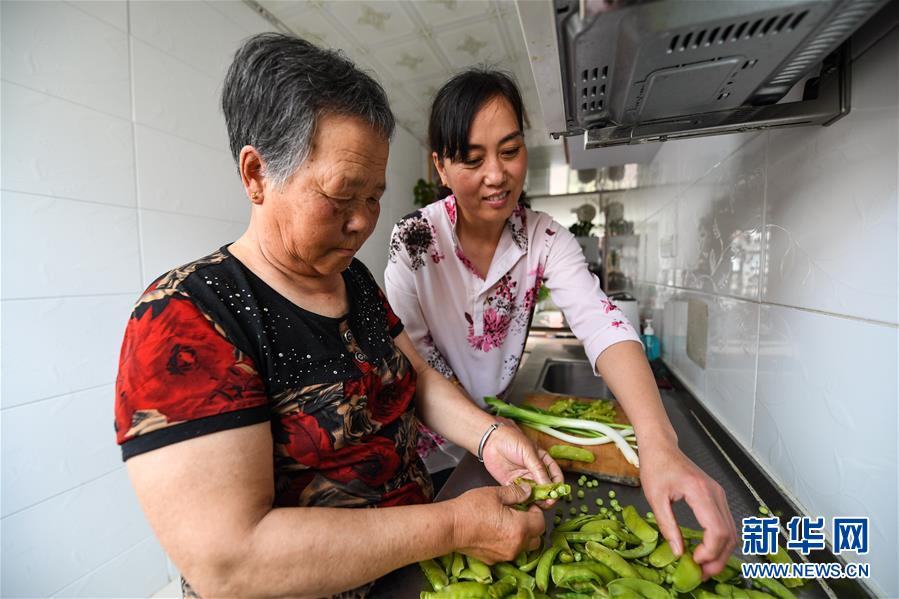 （在习近平新时代中国特色社会主义思想指引下——新时代新作为新篇章·总书记关心的百姓身边事·图文互动）（4）棚改的温暖：1亿多人“出棚进楼”