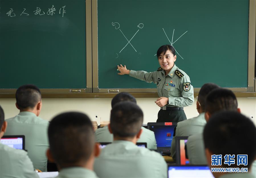 （图文互动）（2）历史的见证——陆军边海防学院维吾尔族女讲师其曼古力一家三代守疆固边记事