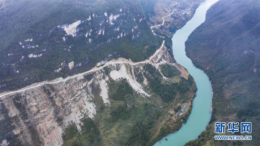 （新春走基层·图文互动）（1）绝壁公路畅通返乡“最后一公里”