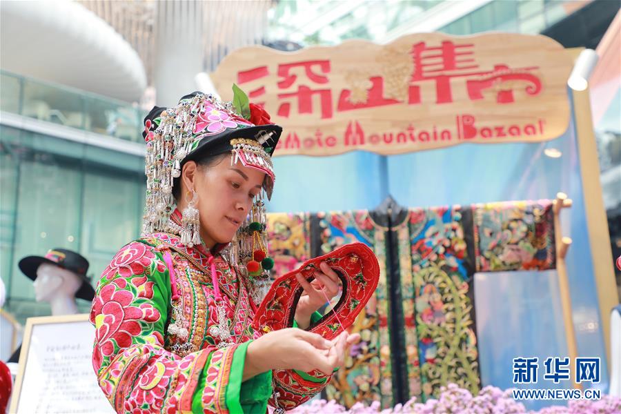 （脱贫攻坚风采录·带头人·图文互动）（2）背着娃绣着花 养活自己养活家——夏华和13000名大山绣娘的“中国梦”