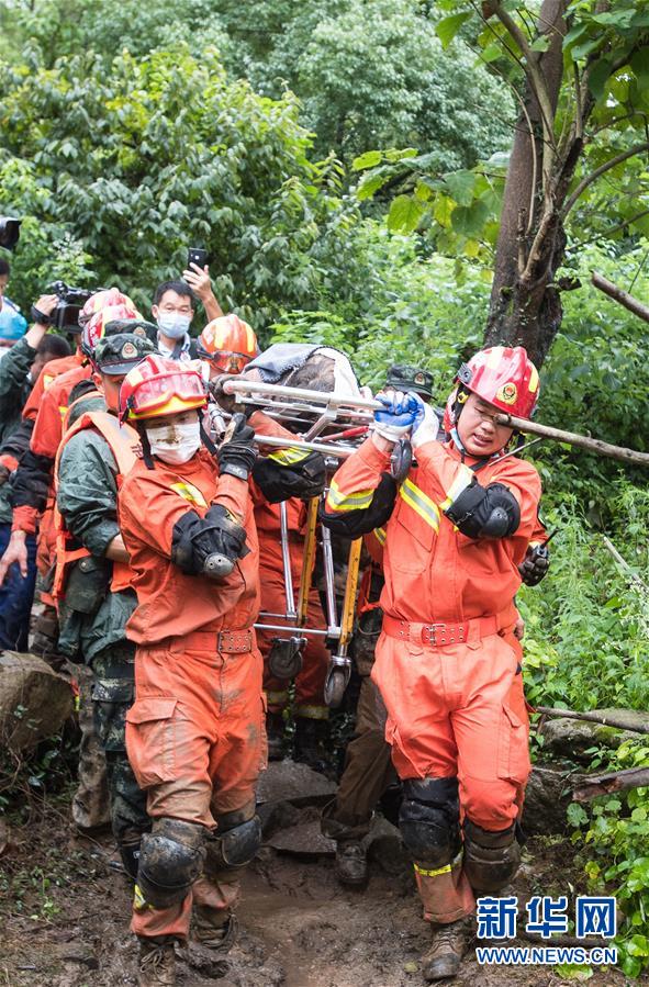 （防汛抗洪·图文互动）（8）湖北黄梅山体滑坡事故救援纪实