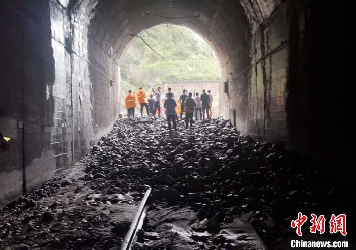 成昆铁路四川汉源段因暴雨泥石流灾害通行中断