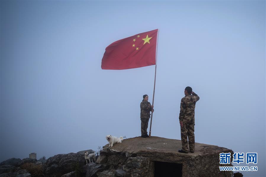 （壮丽70年·奋斗新时代——共和国荣光·图文互动）（1）王继才：“让我一辈子守着这面旗！”