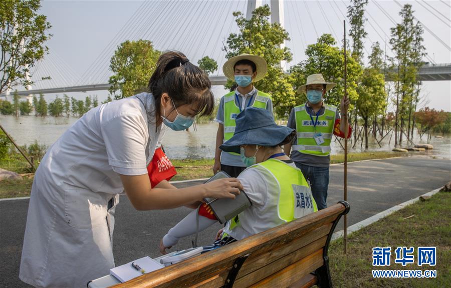 （在习近平新时代中国特色社会主义思想指引下——新时代新作为新篇章·习近平总书记关切事·图文互动）（8）战疫魔,斗洪魔——湖北全力应对防疫、防汛叠加“双考”