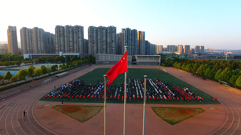 前进，前进，前进进! 在伟大变革中彰显青春