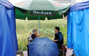 [雨中灾区]一母同胞手足情温暖氤氲