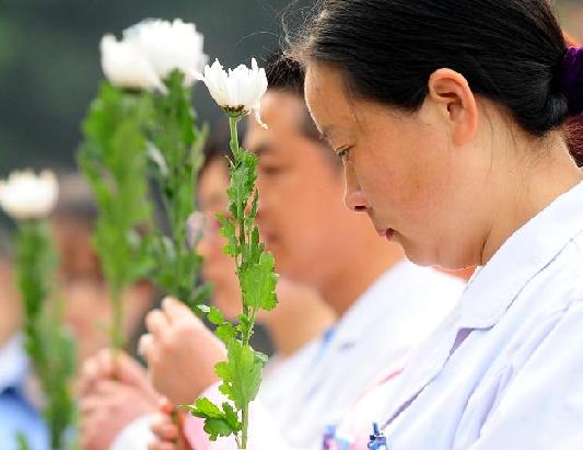 社会各界人士哀悼芦山地震遇难者