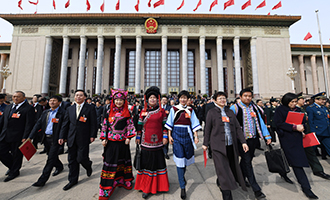 闭幕会后，代表走出人民大会堂