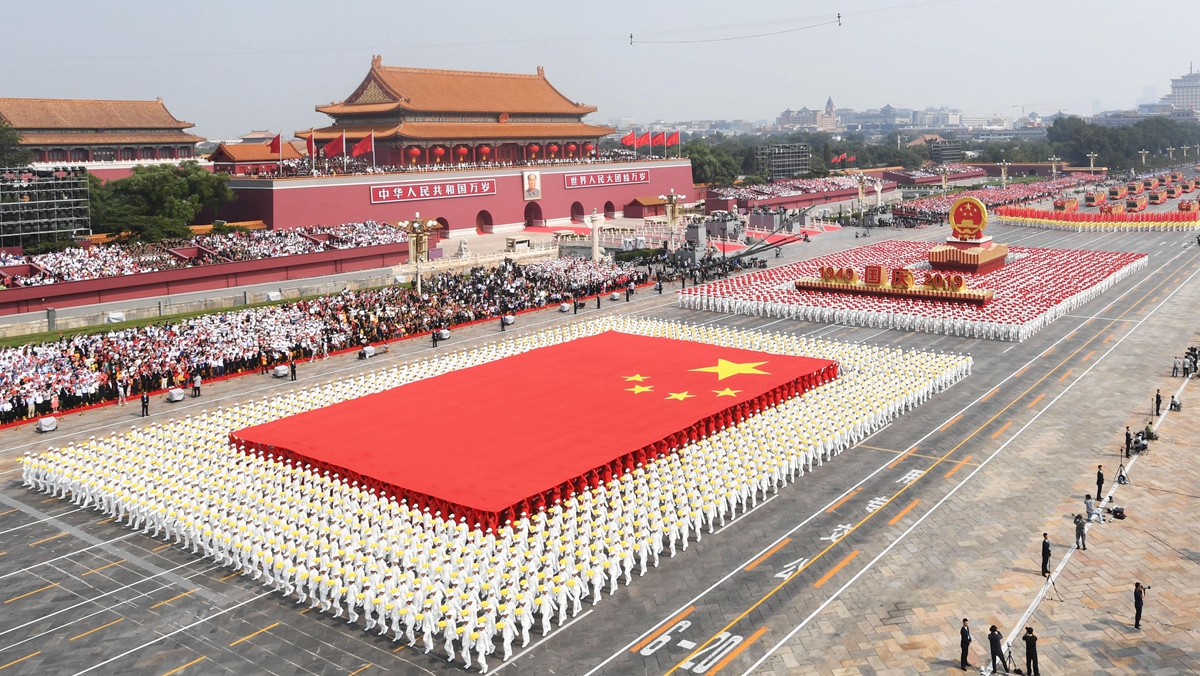 国旗方阵、国庆年号和国徽方阵