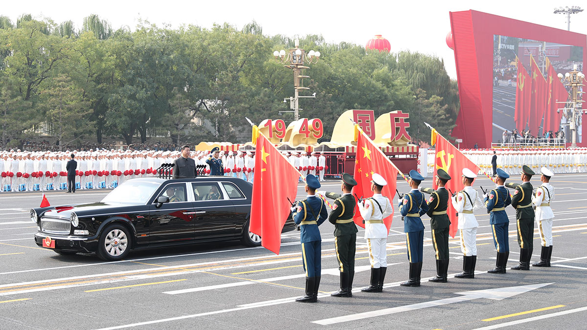 习近平驱车行进至党旗、国旗、军旗前，向旗帜行注目礼