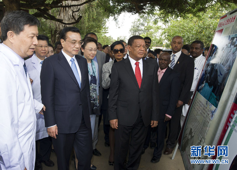 5月6日，中国国务院总理李克强与埃塞俄比亚总统穆拉图一同来到亚的斯亚贝巴阿勒塔医院，看望受益于中国免费白内障手术“光明行”活动的埃塞俄比亚患者。这是李克强在观看“光明行”活动展板。 新华社记者 谢环驰 摄 