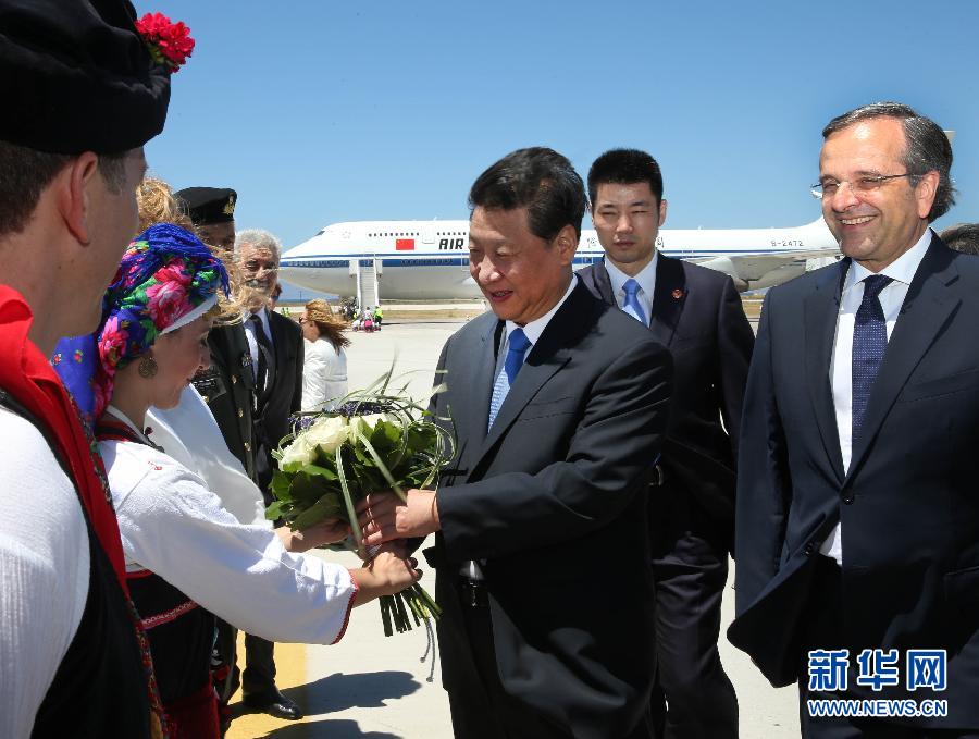 这是身着当地传统服装的希腊青年向习近平献花。 新华社记者 兰红光摄  